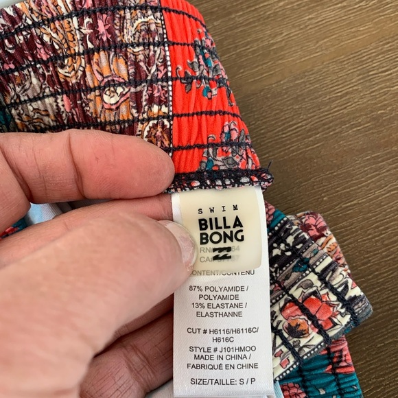 BillaBong Shorts women’s Small Swim + sun protection - Picture 2 of 2